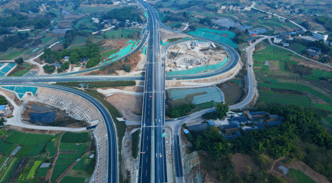 其中,自隆高速连接线途经内江境内隆昌市,威远县,连接成自泸高速公路