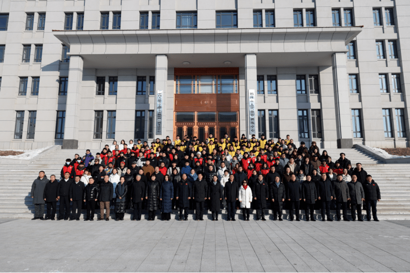 第六届黑龙江省高校冰灯冰雕技艺大赛在鹤岗举办_大学艺术学院_冰雪