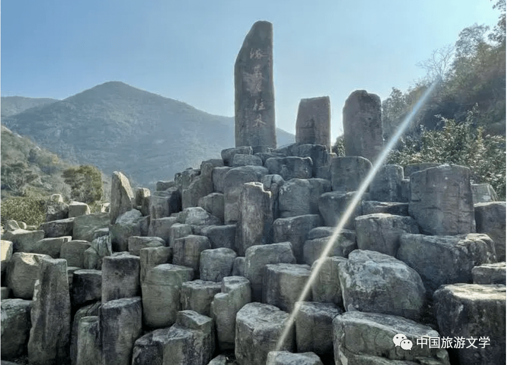 行走丨一座山 一隻貓_朋友_火山_五邊形