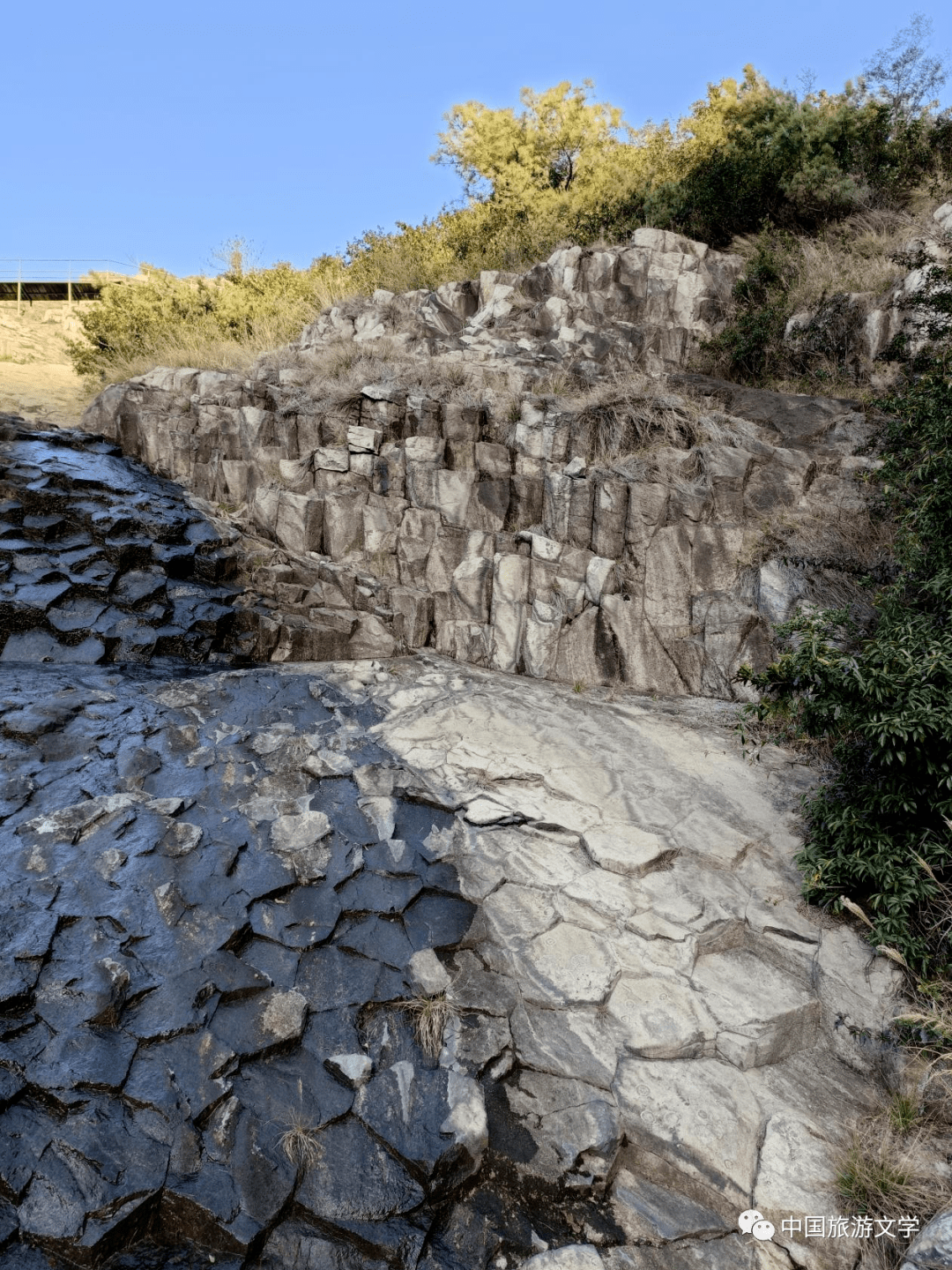 行走丨一座山 一隻貓_朋友_火山_五邊形