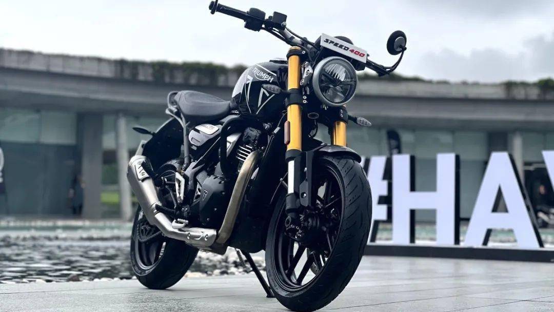 莫過於凱旋推出了單缸 400speed 400與 scrambler 400 x 了