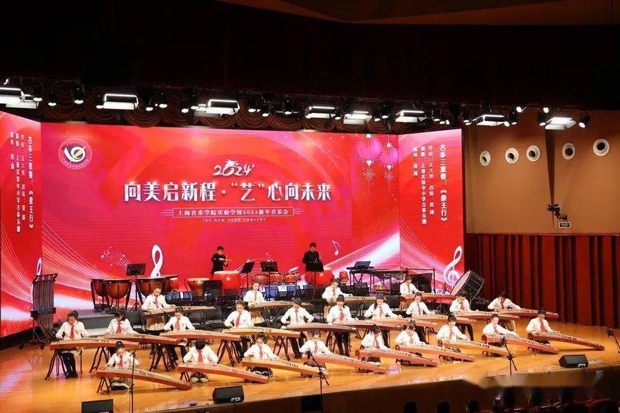 上音教授,二胡名家和中学生同台演出,这所学校在音乐声中迎接崭新一年
