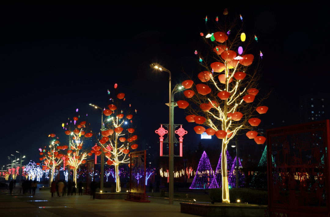 银花在中心城区,红灯高挂,霓虹闪烁夜幕降临 华灯绽放航拍平凉夜景 卜