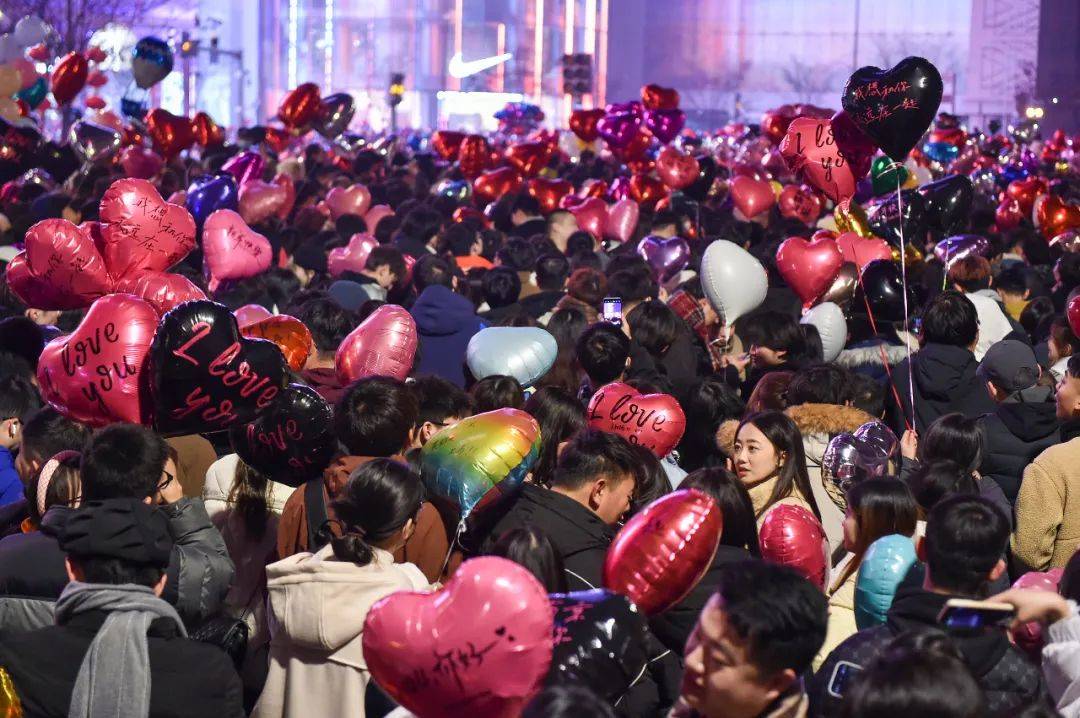 这…是跨年夜的青岛!五四广场挤到没信号,在石老人被踩了好几脚!
