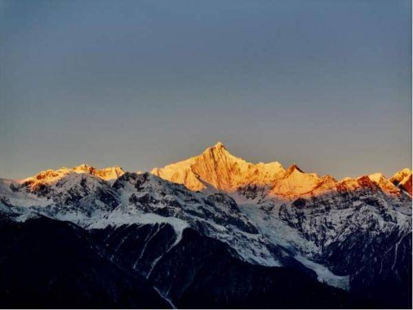 观云台 | 遇见幸运！新年梅里雪山首个“日照金山”（梅里雪山日照金顶）