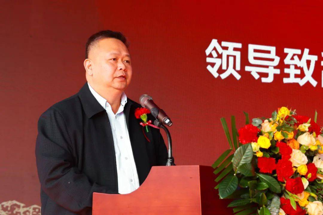 先生 致辞现场图随着振奋人心的龙鼓舞点燃现场热烈氛围,茂南区副区长