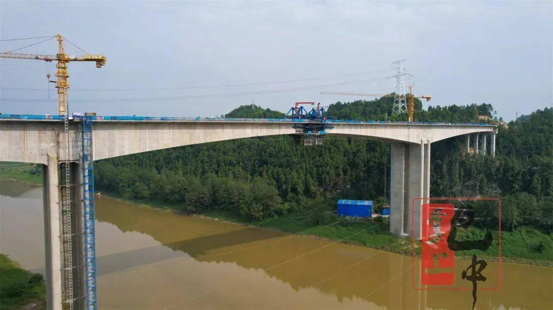 9月17日随着苍巴高速全线最大跨度悬臂现浇梁巴河特大桥中跨右幅的