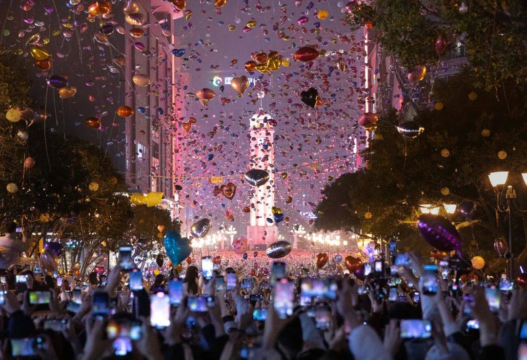 这…是跨年夜的青岛!五四广场挤到没信号,在石老人被踩了好几脚!