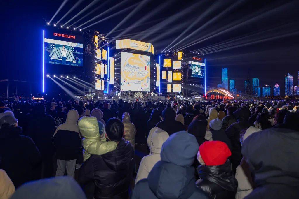 这…是跨年夜的青岛!五四广场挤到没信号,在石老人被踩了好几脚!