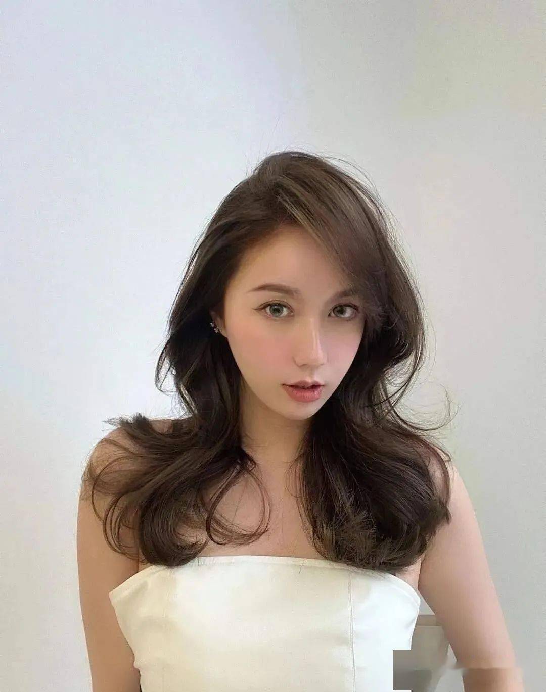 卷发的蓬松感会显得发量多而不杂乱搭配侧分刘海八分刘海或者中