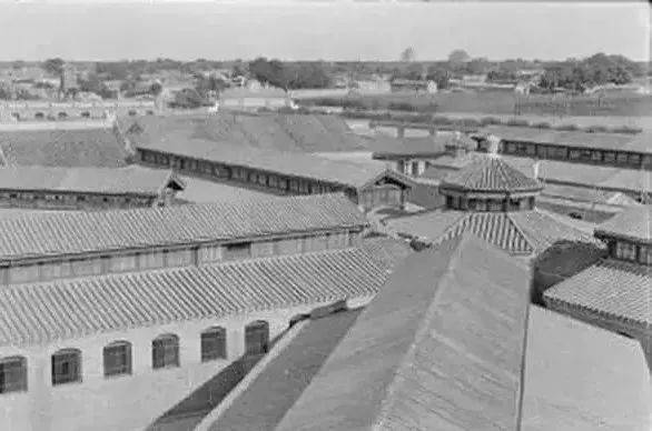 清初在此設粥廠賑濟災民,稱養濟院,康熙親書匾額