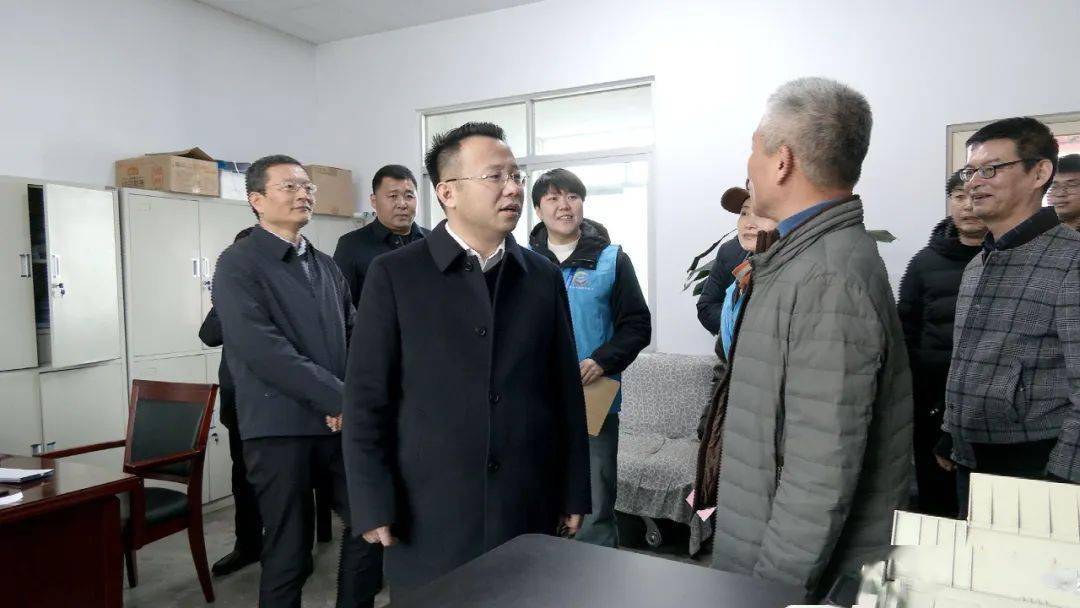 赵洪绪一行先后走访了丹东金烁房地产开发有限公司和宽甸东信化工有限