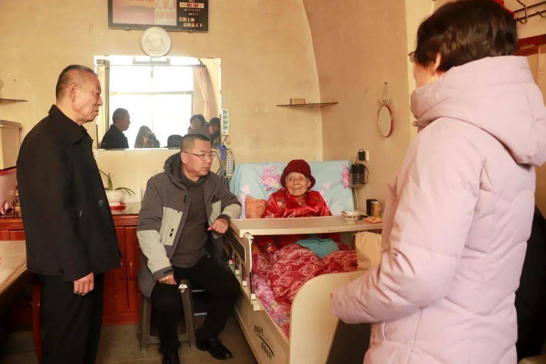 平遥中学第一任校长李光宾后人在平遥中学参观交流!_李希_一行_校庆