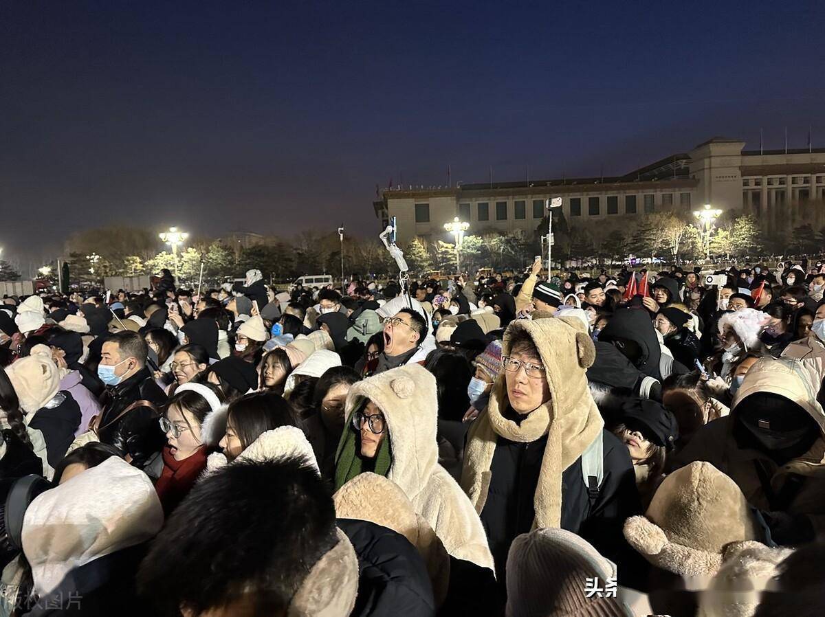 北京天安门广场举行新年首场升国旗仪式,人山人海场面火爆_齐聚_见证