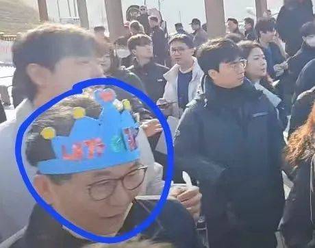 袭击李在明男子身份曝光 头戴类似庆祝生日的蓝色纸帽！