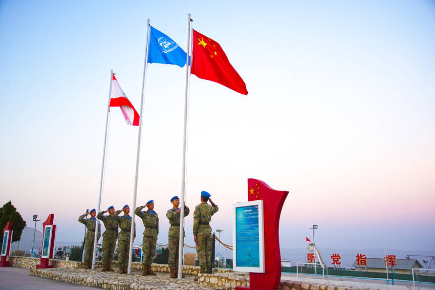 中国赴黎维和部队官兵组织升旗仪式喜迎元旦_黎巴嫩_国旗_胡光明